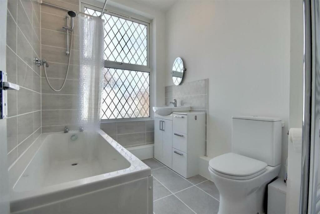 Improved Private House In Central Location 포츠머스 외부 사진